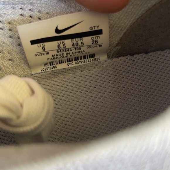 Nike VaporMax Triple White 2.0 size 9 - Picture 4 of 7